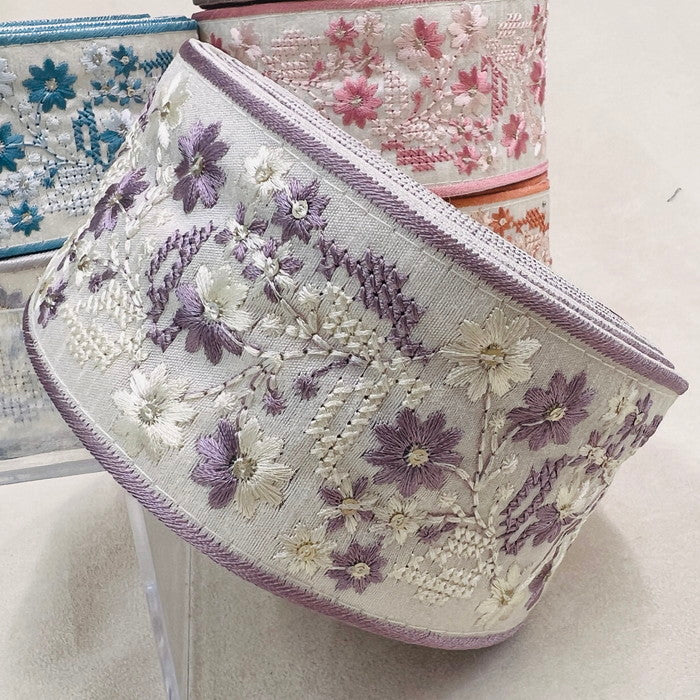 【50cm単位】 刺繍リボン スパンコールが光る 幾何学と小花柄のコラボ② 布地 幅約6.3cm 230727003