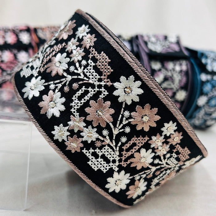 【50cm単位】 刺繍リボン スパンコールが光る 幾何学と小花柄のコラボ① 布地 幅約6.2cm 230727004