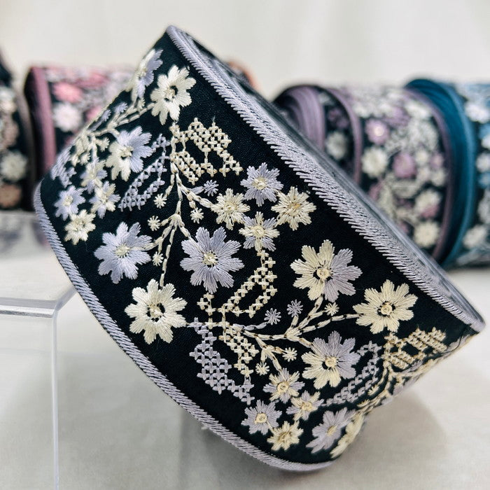 【50cm単位】 刺繍リボン スパンコールが光る 幾何学と小花柄のコラボ① 布地 幅約6.2cm 230727004