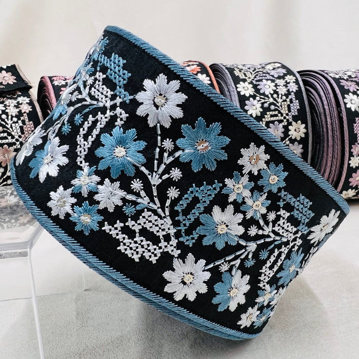 【50cm単位】 刺繍リボン スパンコールが光る 幾何学と小花柄のコラボ① 布地 幅約6.2cm 230727004