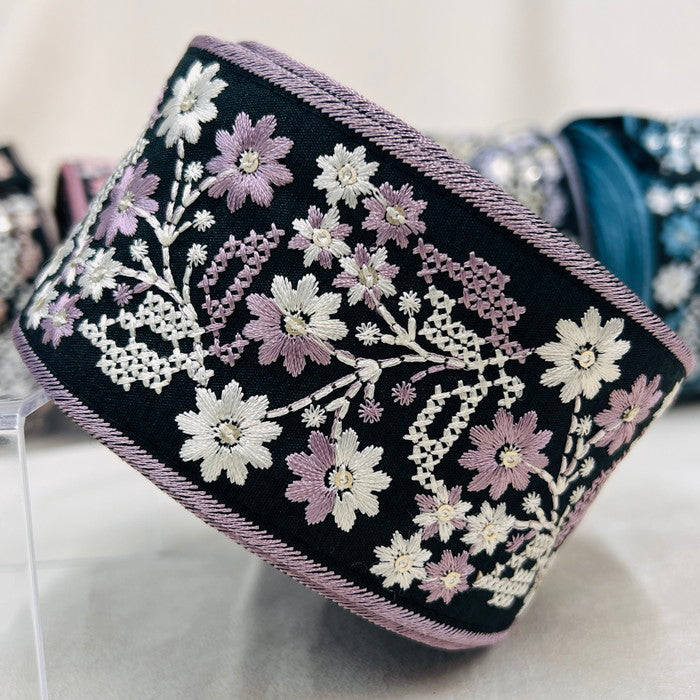 【50cm単位】 刺繍リボン スパンコールが光る 幾何学と小花柄のコラボ① 布地 幅約6.2cm 230727004