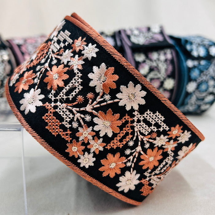 【50cm単位】 刺繍リボン スパンコールが光る 幾何学と小花柄のコラボ① 布地 幅約6.2cm 230727004