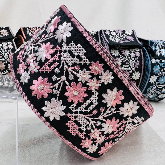 【50cm単位】 刺繍リボン スパンコールが光る 幾何学と小花柄のコラボ① 布地 幅約6.2cm 230727004
