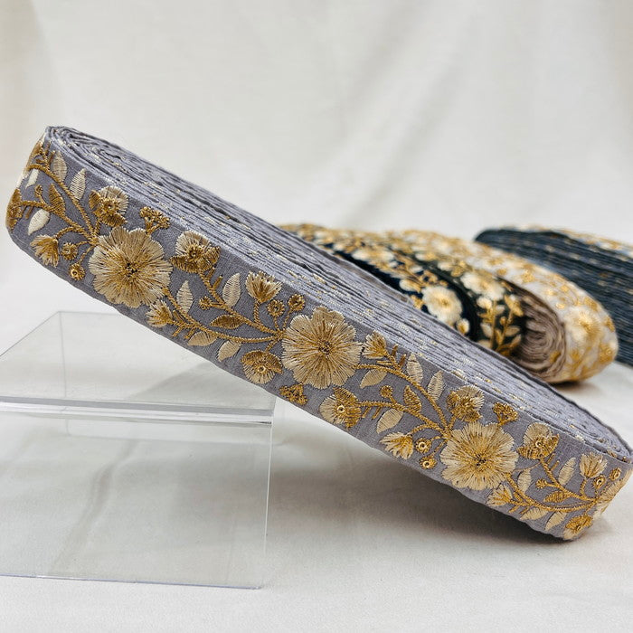 【50cm単位】 刺繍リボン 大人気で再入荷 ゴールド糸で紡ぐ 華やかな花の奏で 刺繍リボン 布地 幅約3.3cm 2308010001
