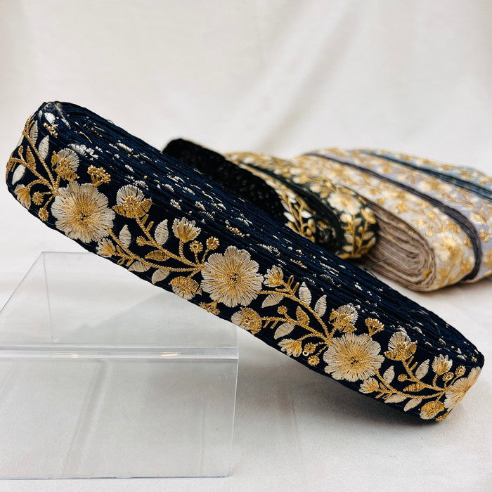 【50cm単位】 刺繍リボン 大人気で再入荷 ゴールド糸で紡ぐ 華やかな花の奏で 刺繍リボン 布地 幅約3.3cm 2308010001