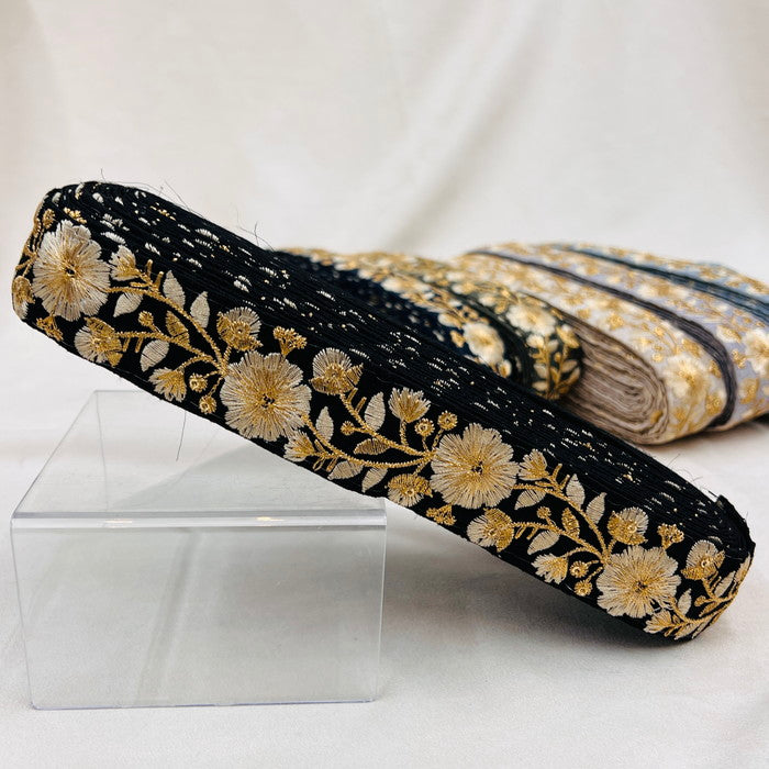 【50cm単位】 刺繍リボン 大人気で再入荷 ゴールド糸で紡ぐ 華やかな花の奏で 刺繍リボン 布地 幅約3.3cm 2308010001
