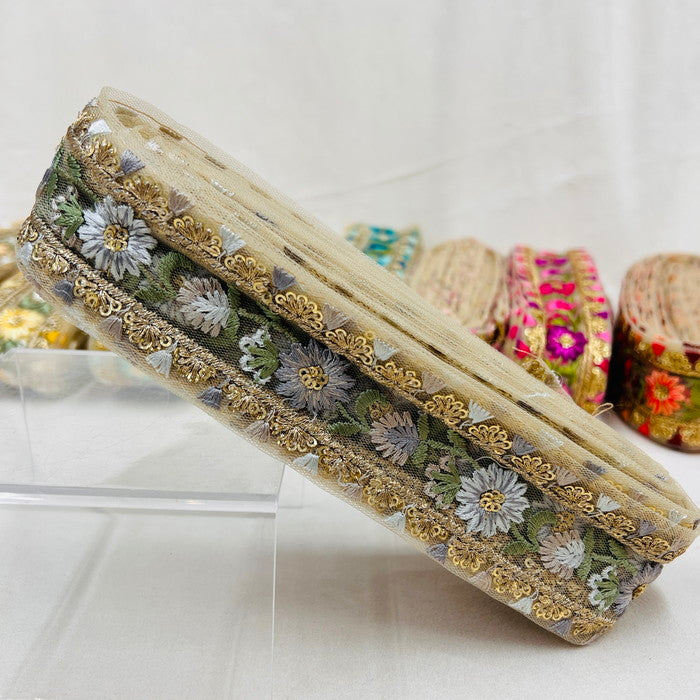 【50cm単位】 刺繍リボン 一年の時を超えて 心がトキメク美しさ 宝石のような花柄 刺繍リボン チュール 幅約4.4cm 230815001