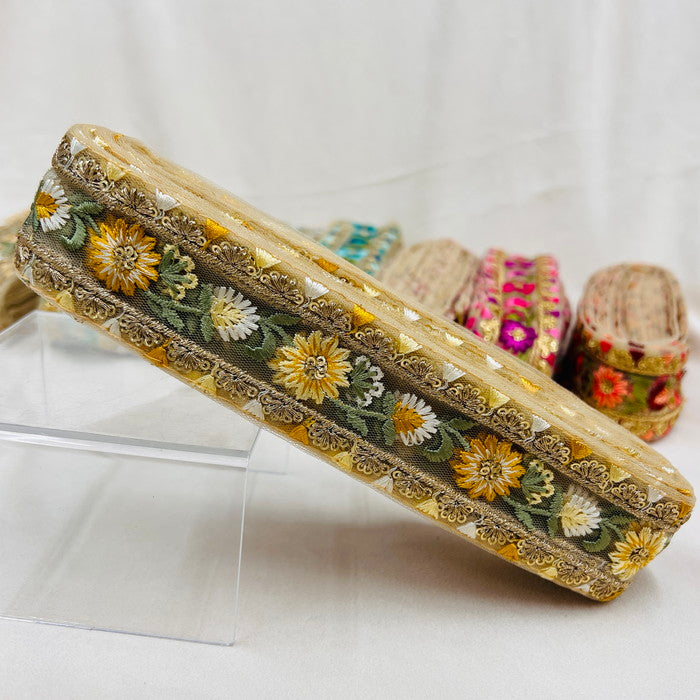 【50cm単位】 刺繍リボン 一年の時を超えて 心がトキメク美しさ 宝石のような花柄 刺繍リボン チュール 幅約4.4cm 230815001