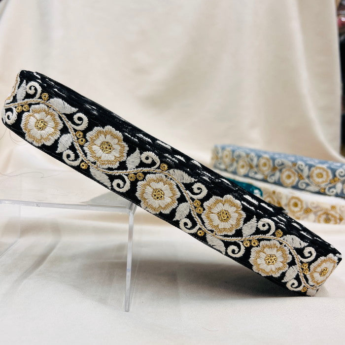 【50cm単位】 刺繍リボン 清楚な佇まい 雪の世界の花 可憐に咲く 刺繍リボン チュール 幅約3.3cm 2308015007