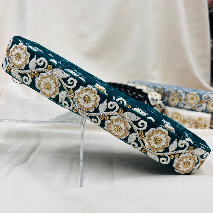 【50cm単位】 刺繍リボン 清楚な佇まい 雪の世界の花 可憐に咲く 刺繍リボン チュール 幅約3.3cm 2308015007