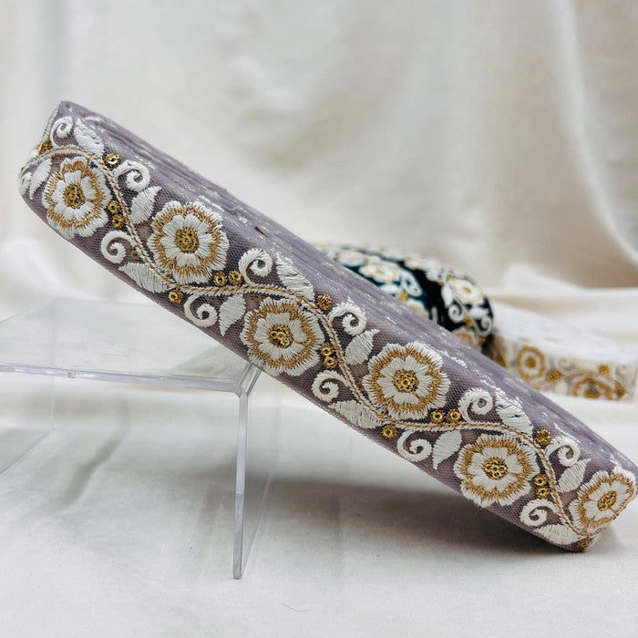 【50cm単位】 刺繍リボン 清楚な佇まい 雪の世界の花 可憐に咲く 刺繍リボン チュール 幅約3.3cm 2308015007