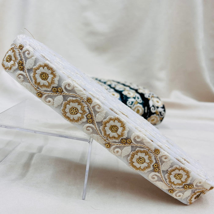 【50cm単位】 刺繍リボン 清楚な佇まい 雪の世界の花 可憐に咲く 刺繍リボン チュール 幅約3.3cm 2308015007