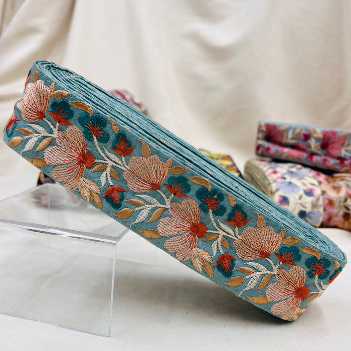 【50cm単位】 刺繍リボン ノンスパンコール 水中で揺蕩う 水中花の花束みたいな 布地 幅約5.1cm 230815008