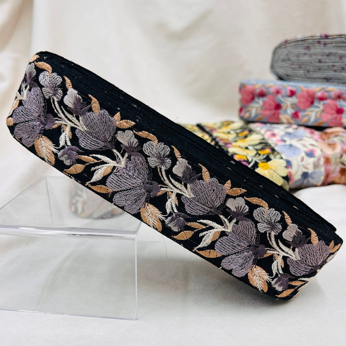 【50cm単位】 刺繍リボン ノンスパンコール 水中で揺蕩う 水中花の花束みたいな 布地 幅約5.1cm 230815008