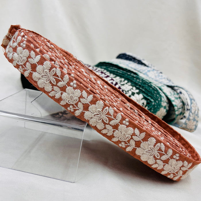 【50cm単位】 刺繍リボン ノンスパンコール 白い雲の花が咲く 空の世界 刺繍リボン 布地 幅約2.8cm 2308021001