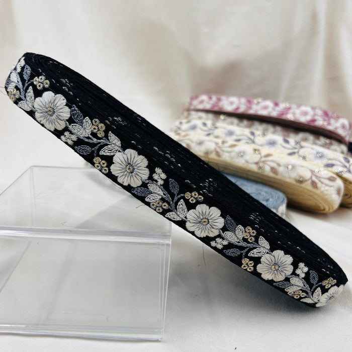 【50cm単位】 刺繍リボン 細幅 使いやすい細幅 白い花の旋律 流れる様な美しさ 布地 幅約2.3cm 230915001