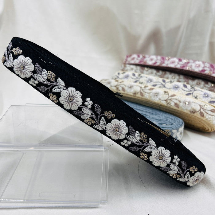 【50cm単位】 刺繍リボン 細幅 使いやすい細幅 白い花の旋律 流れる様な美しさ 布地 幅約2.3cm 230915001