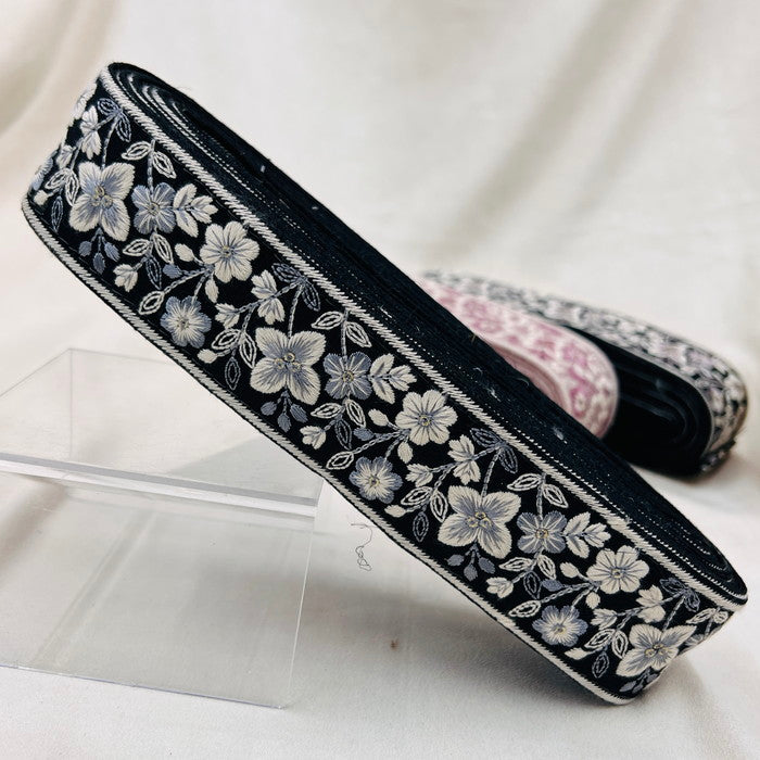 【50cm単位】 刺繍リボン キラリと煌めく 可憐に咲く 花たちの世界 布地 幅約4.6cm 230915002