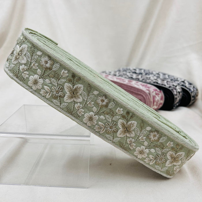 【50cm単位】 刺繍リボン キラリと煌めく 可憐に咲く 花たちの世界 布地 幅約4.6cm 230915002