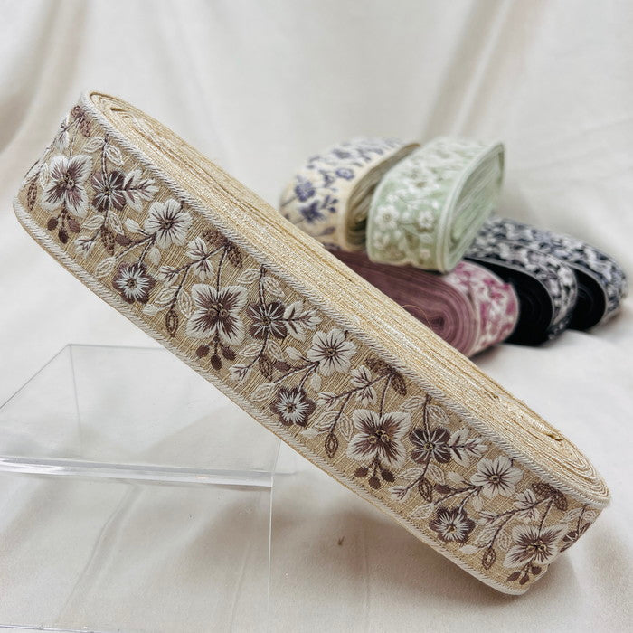 【50cm単位】 刺繍リボン キラリと煌めく 可憐に咲く 花たちの世界 布地 幅約4.6cm 230915002