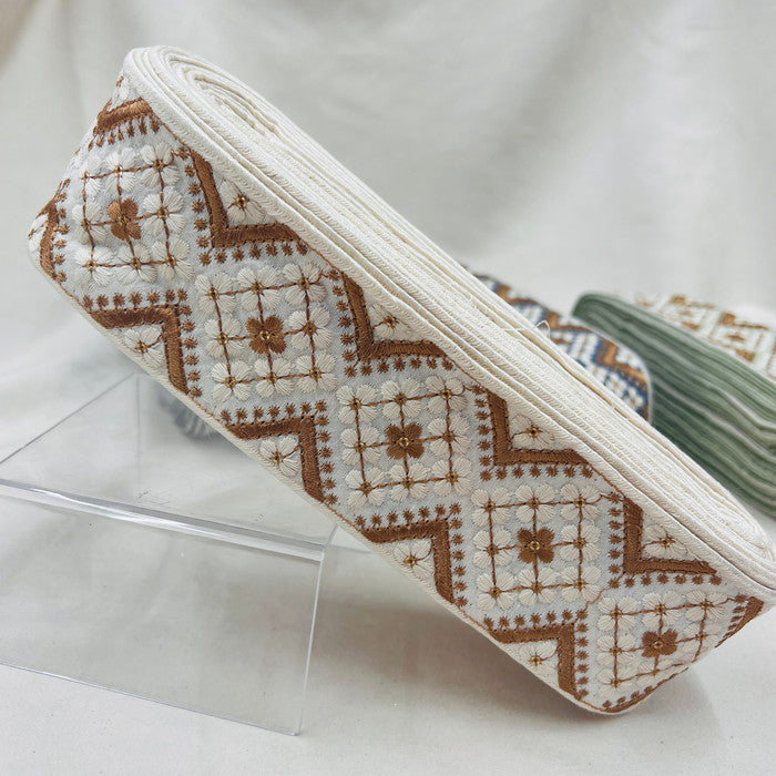 【50cm単位】 刺繍リボン ゴールドの縁取り お花の格子柄 花壇に咲く白い花 布地 幅約6cm 230929007