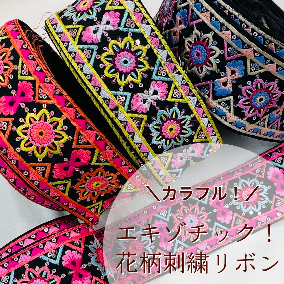 リボン刺繍のパネル モスグリーンのシルク生地に淡いピンクの小花や