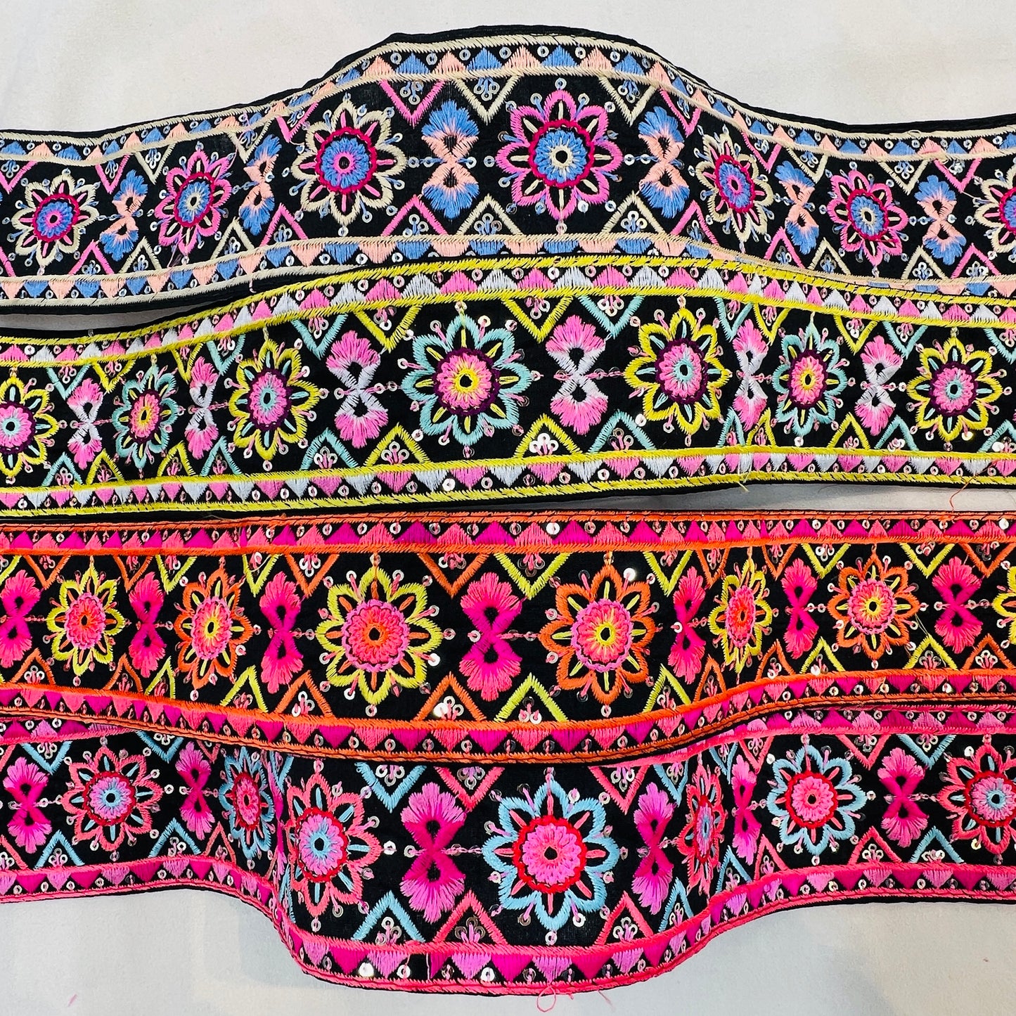 エキゾチック!カラフル花柄刺繡リボン(使用スパンコール使用)・布地タイプ(幅 約6cm) インド刺繍リボン 220930001