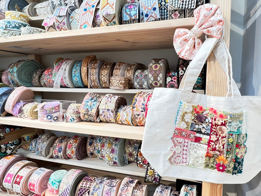 刺繍リボンはハンドメイド初心者でも扱いやすい素材です。専門店の視点から、初心者さんに向いている理由や選び方、不安を解消するポイントをやさしく解説します。
