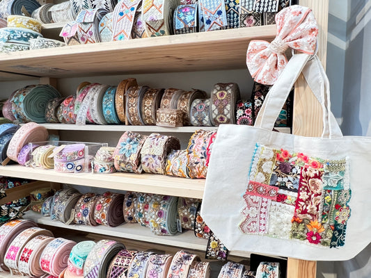 刺繍リボンはハンドメイド初心者でも扱いやすい素材です。専門店の視点から、初心者さんに向いている理由や選び方、不安を解消するポイントをやさしく解説します。