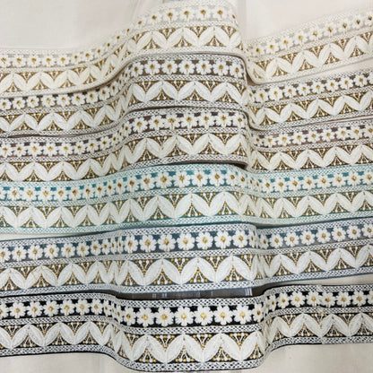 【50cm単位】 刺繡リボン 大人気デザイン 白色に恋する花柄刺繍リボン チュール 幅約5.5cm 230404019