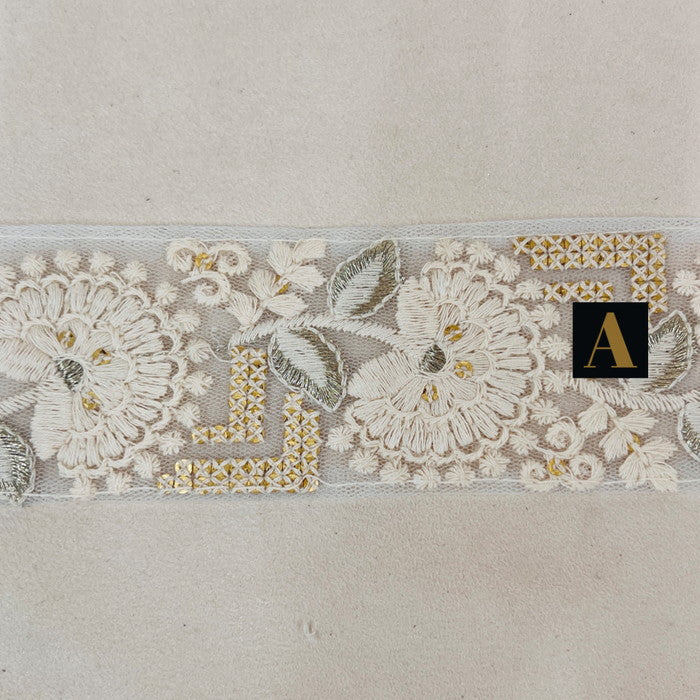 【50cm単位】 刺繍リボン ホワイトの世界 クジャクのような 大輪の花 チュール 幅約4.7cm 23040626007