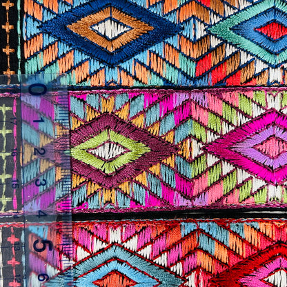 【50cm単位】 刺繍リボン ノンスパンコール  ビビットカラーでオシャレ 幾何学模様 布地 幅約4.2cm 23040626018
