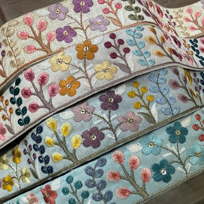【50cm単位】刺繍リボン 細幅 インド刺繍リボン ノンスパンコール 布地 花壇に咲いた色鮮やかな植物 幅約3.9cm 230501001