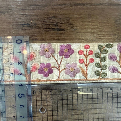 【50cm単位】刺繍リボン 細幅 インド刺繍リボン ノンスパンコール 布地 花壇に咲いた色鮮やかな植物 幅約3.9cm 230501001