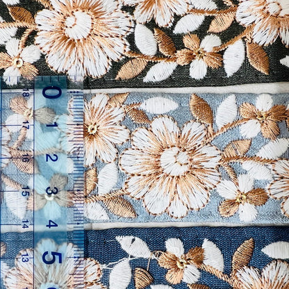 【50cm単位】 刺繍リボン 可愛さの条件 白とベージュの共演 シンプル可愛い花柄 布地 幅約4cm 230508001