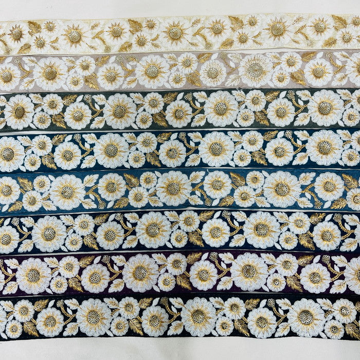 【50cm単位】 刺繍リボン スパンコールが輝く ゴールドの葉に魅せられて 白い花柄 布地 幅約4.3cm 230508004