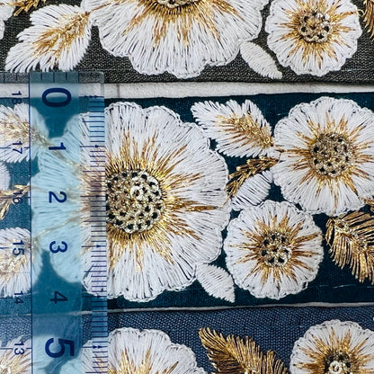 【50cm単位】 刺繍リボン スパンコールが輝く ゴールドの葉に魅せられて 白い花柄 布地 幅約4.3cm 230508004
