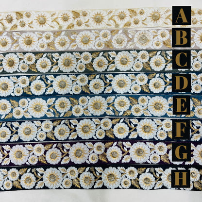 【50cm単位】 刺繍リボン スパンコールが輝く ゴールドの葉に魅せられて 白い花柄 布地 幅約4.3cm 230508004