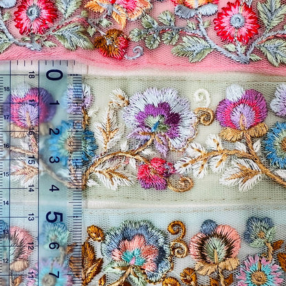 【50cm単位】 刺繍リボン ノンスパンコール！ 刺繍のみで織りなす キュートな花柄 チュール 幅約4.4cm 230508013