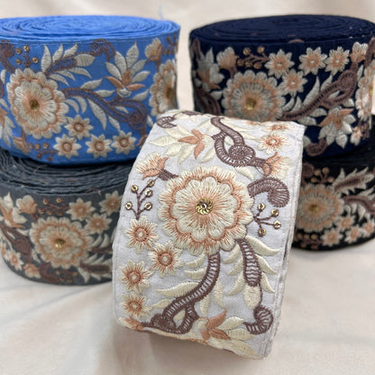 【50cm単位】 刺繍リボン 小さな歯車と車輪のような花柄 生地 スパンコール 幅約7.6cm 23072201