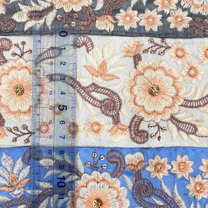 【50cm単位】 刺繍リボン 小さな歯車と車輪のような花柄 生地 スパンコール 幅約7.6cm 23072201