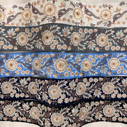 【50cm単位】 刺繍リボン 小さな歯車と車輪のような花柄 生地 スパンコール 幅約7.6cm 23072201
