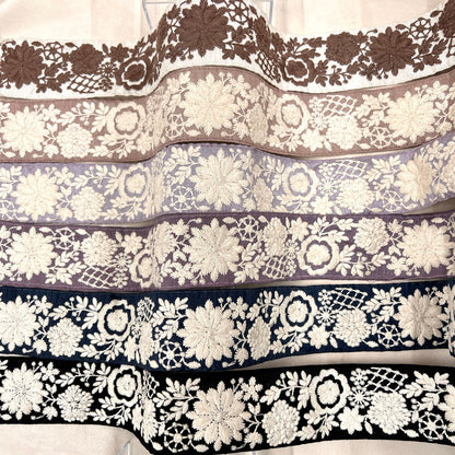 【50cm単位】 刺繍リボン ノンスパンコール くすみカラー生地に  華やぎ躍る妖精の 布地 幅約5.1cm 230722004
