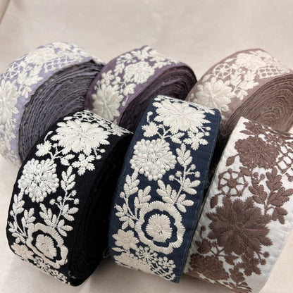 【50cm単位】 刺繍リボン ノンスパンコール くすみカラー生地に  華やぎ躍る妖精の 布地 幅約5.1cm 230722004