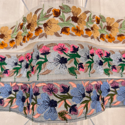 【50cm単位】 刺繍リボン ノンスパンコール 清流でたゆたう 水中花の花束みたいな チュール 幅約5.3cm 23072205