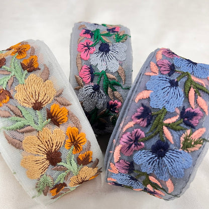 【50cm単位】 刺繍リボン ノンスパンコール 清流でたゆたう 水中花の花束みたいな チュール 幅約5.3cm 23072205