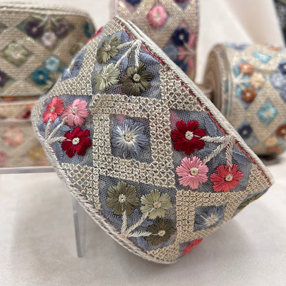 【50cm単位】 刺繍リボン スパンコールいっぱい キラキラ煌めく枠取りに埋まる小花 刺繍リボン チュール 幅約6.5cm　230801002