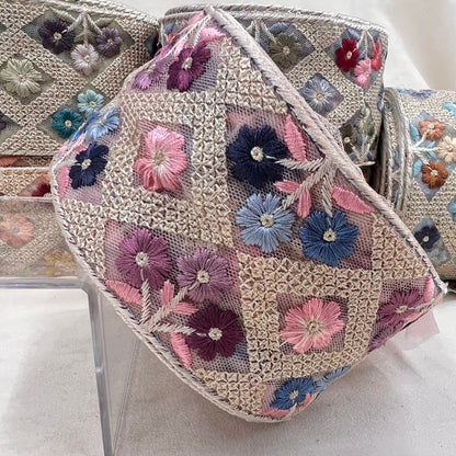 【50cm単位】 刺繍リボン スパンコールいっぱい キラキラ煌めく枠取りに埋まる小花 刺繍リボン チュール 幅約6.5cm　230801002
