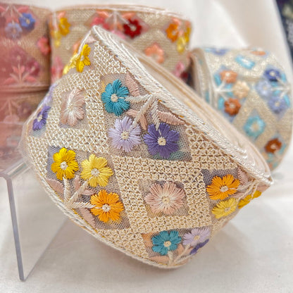 【50cm単位】 刺繍リボン スパンコールいっぱい キラキラ煌めく枠取りに埋まる小花 刺繍リボン チュール 幅約6.5cm　230801002