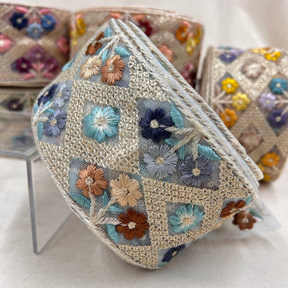 【50cm単位】 刺繍リボン スパンコールいっぱい キラキラ煌めく枠取りに埋まる小花 刺繍リボン チュール 幅約6.5cm　230801002